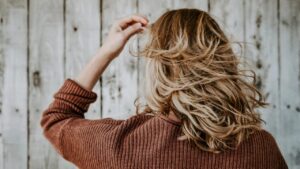 Hormonal sebepler, vitamin eksikliği, ani kilo kaybı ve mevsim geçişleri
