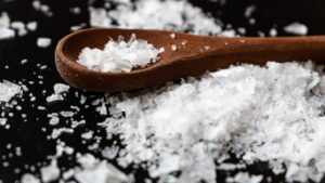 Sofra tuzu olarak bilinen sodyum klorür, yiyeceklere lezzet vermesinin ve