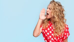 Bağırma, aşırı konuşma, çığlık atma, ses taklitleri, spor aktiviteleri sırasında