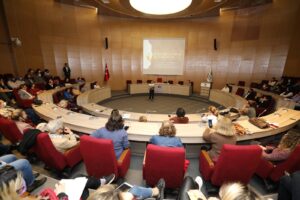 Gaziemir Belediyesi’nin düzenlediği “Fonksiyonel Beslenme ve Çocuk Sağlığı” söyleşisinde Prof. Dr. Nazan