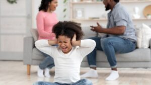 Çocukluk döneminde yaşanan travmatik olaylara müdahalenin zamanında yapılması, büyük önem