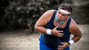 Kapak darlığında kas büyümesi olurken, kapak yetmezliğinde kalp genişlemesi olur.