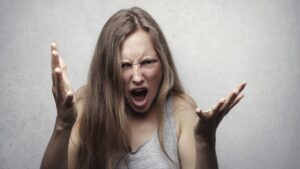 Halk arasında ‘Delirten hastalık’ ya da ‘Çıldırtan hastalık’ gibi isimlerle