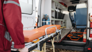 Bir ambulans şoförü Sağlık Bakanlığının önüne giderek kendisini ambulansa kilitledi.