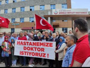 Twitter’da #yüzbinhekimişbırakıyor hastagi ile binlerce tweet atıldı. Bir paylaşımda, Motor