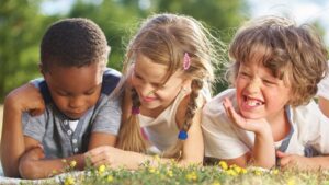 Yaz aylarında okulların kapanması ve ısınan havanın etkisiyle çocuklar dışarıda,