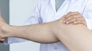 Huzursuz bacak sendromu, toplumda oldukça sık görülen başlangıçta özellikle akşam