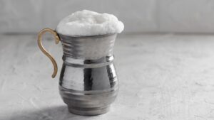 Ayran yaz aylarında tüketilen en sağlıklı içeceklerin başında geliyor. Ayran,