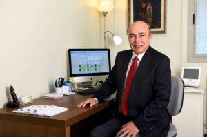 İnsanların çoğunun 40 yaş sonrasında yakını görmede zorluk çektiğini belirten Kaşkaloğlu