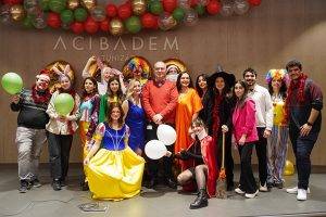 Çocukluk çağı kanserleriyle mücadele eden çocuklar, yeni yıl etkinliğinde birer