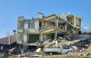Deprem felaketinin yaralarını sarmaya çalıştığımız günlerde belediye başkanlarının açıklama yaparken