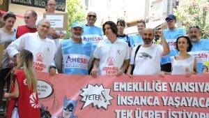 Aile hekimleri İstanbul İl Sağlık Müdürlüğü önünde toplanarak düşük zammı