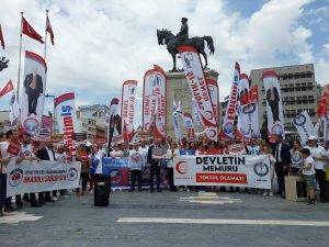 Kamu emekçileri verilen maaş zammını protesto etmek ve en düşüğü