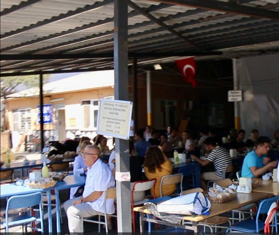 İstanbul'da bir kamu hastanede çadır yemekhanesinde yemek yeniyor 