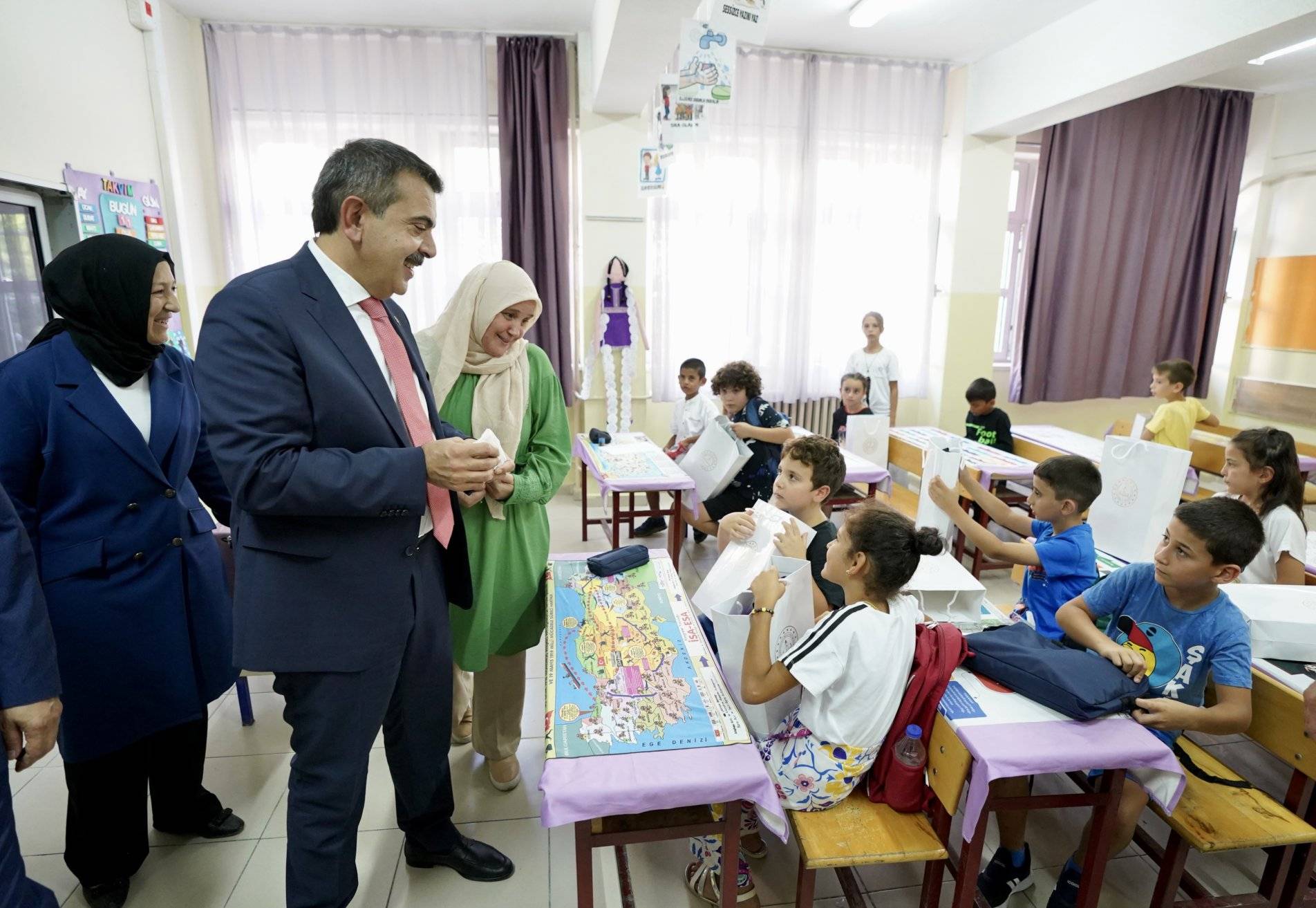 Bakan Tekin, Hatay'da Öğrencilerle Yeni Eğitim Öğretim Yılının İlk Ders Zilini Çaldı