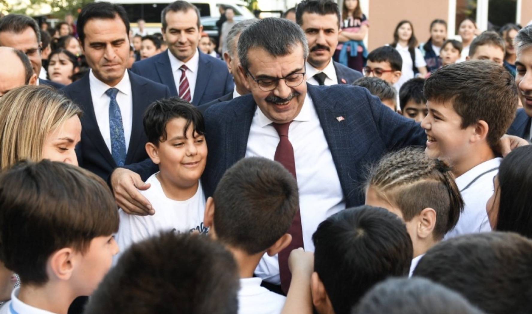 Millî Eğitim Bakanı Yusuf Tekin, gerçekleştirdiği okul ziyaretleri kapsamında Ankara Yenimahalle Nasrettin Hoca Ortaokulunu ziyaret etti. 