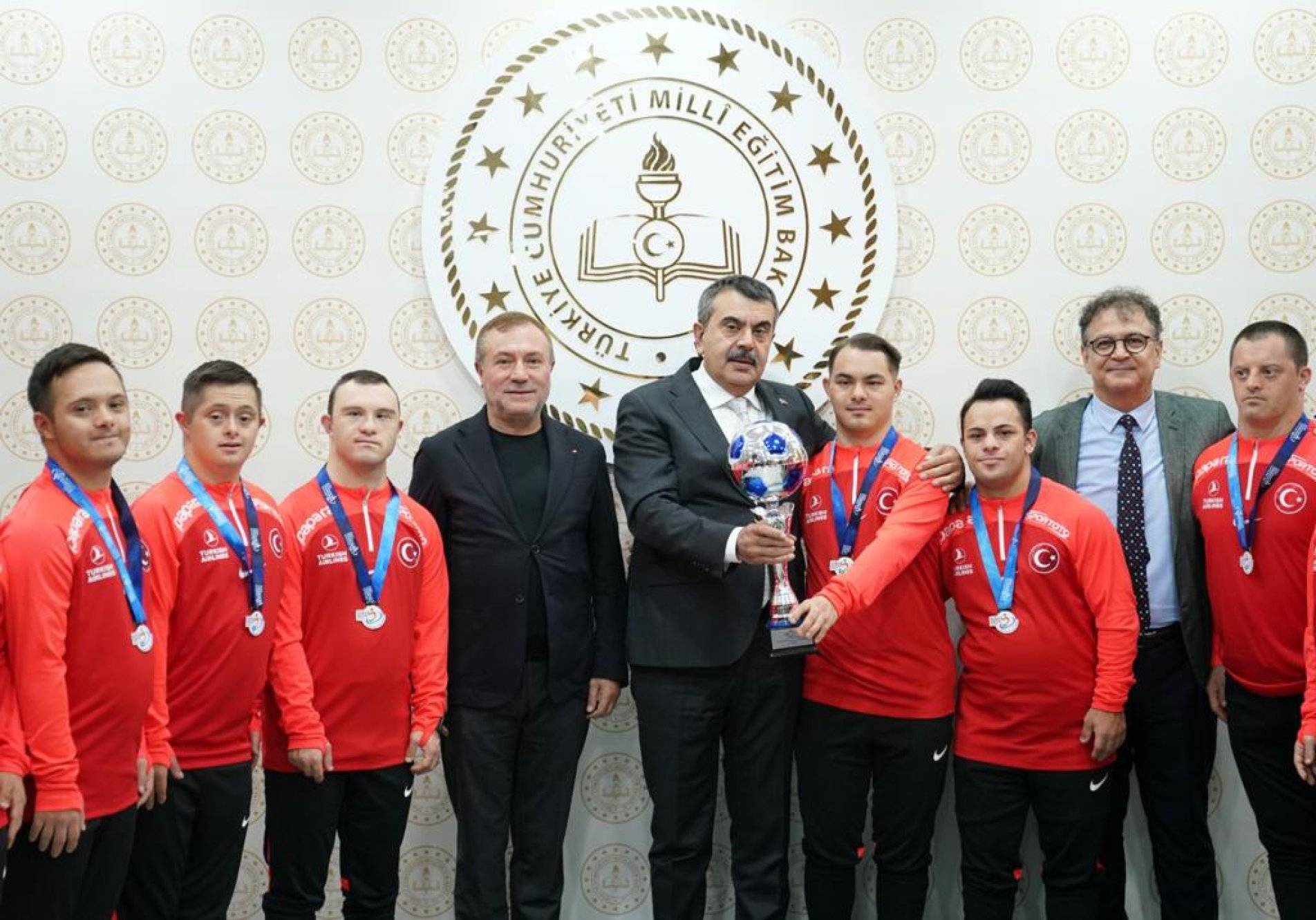 Bakan Tekin, Down Sendromlu Futsal Milli Takımını Ağırladı 
