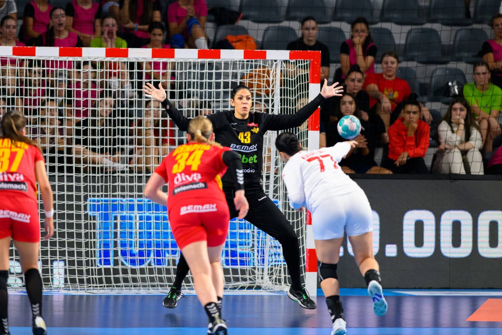 A Milli Kadın Hentbol Takımı, EHF EURO 2024 6. Eleme Grubu'ndaki ilk maçında Karadağ'a 39-23 mağlup oldu.