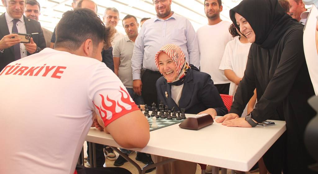 Aile ve Sosyal Hizmetler Bakanlığı, Gençlik ve Spor Bakanlığı ile Türkiye Satranç Federasyonu işbirliğiyle Mersin’in Silifke ilçesinde ASHB Çocuk Hizmetleri Genel Müdürlüğü 8. Türkiye Satranç Şampiyonası düzenlendi.