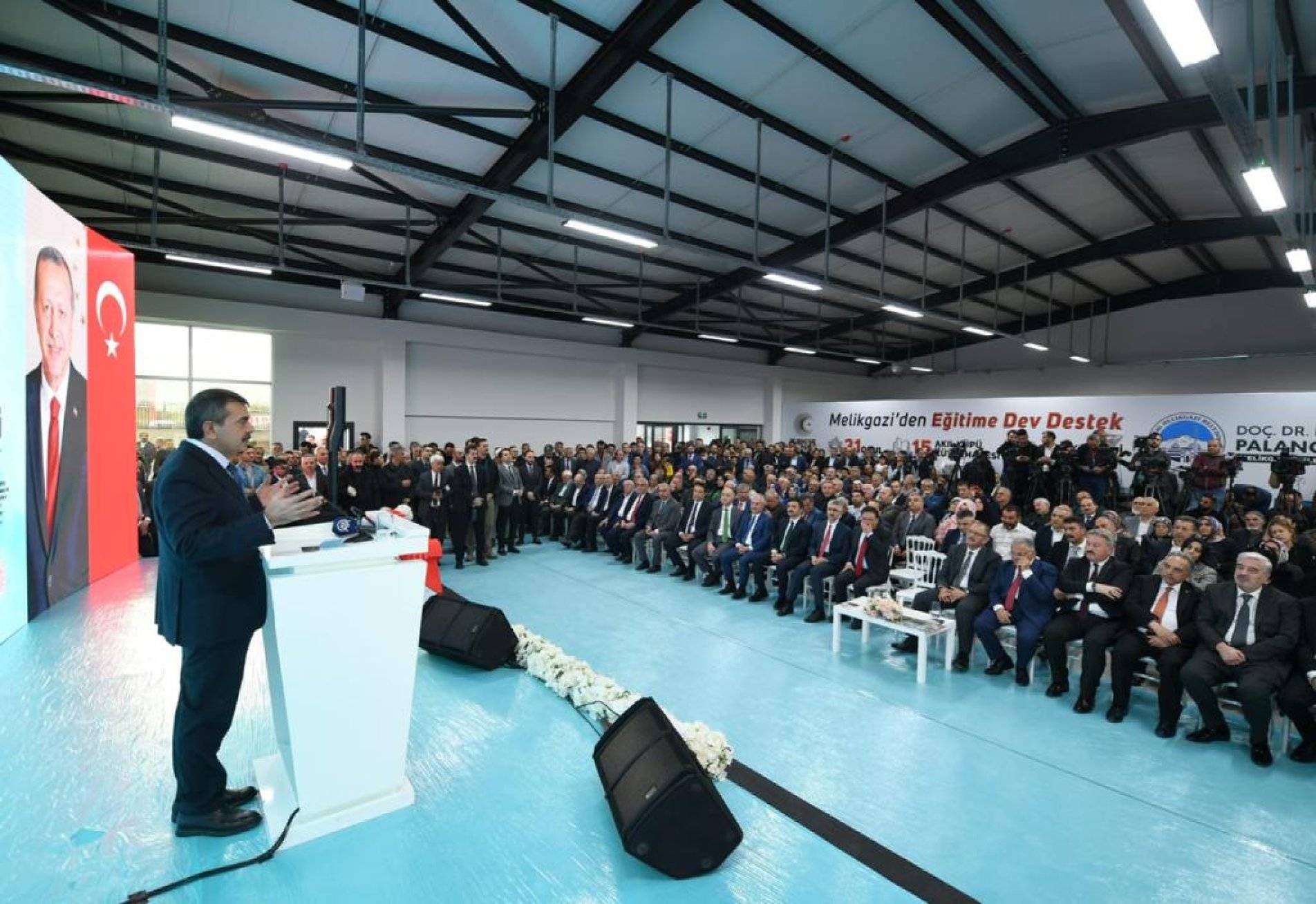 Bakan Tekin'in sert çıkışı sonrasında, "Okul inşaatlarını mühürleyen belediye başkanları kim?" sorusu gündeme geldi. 