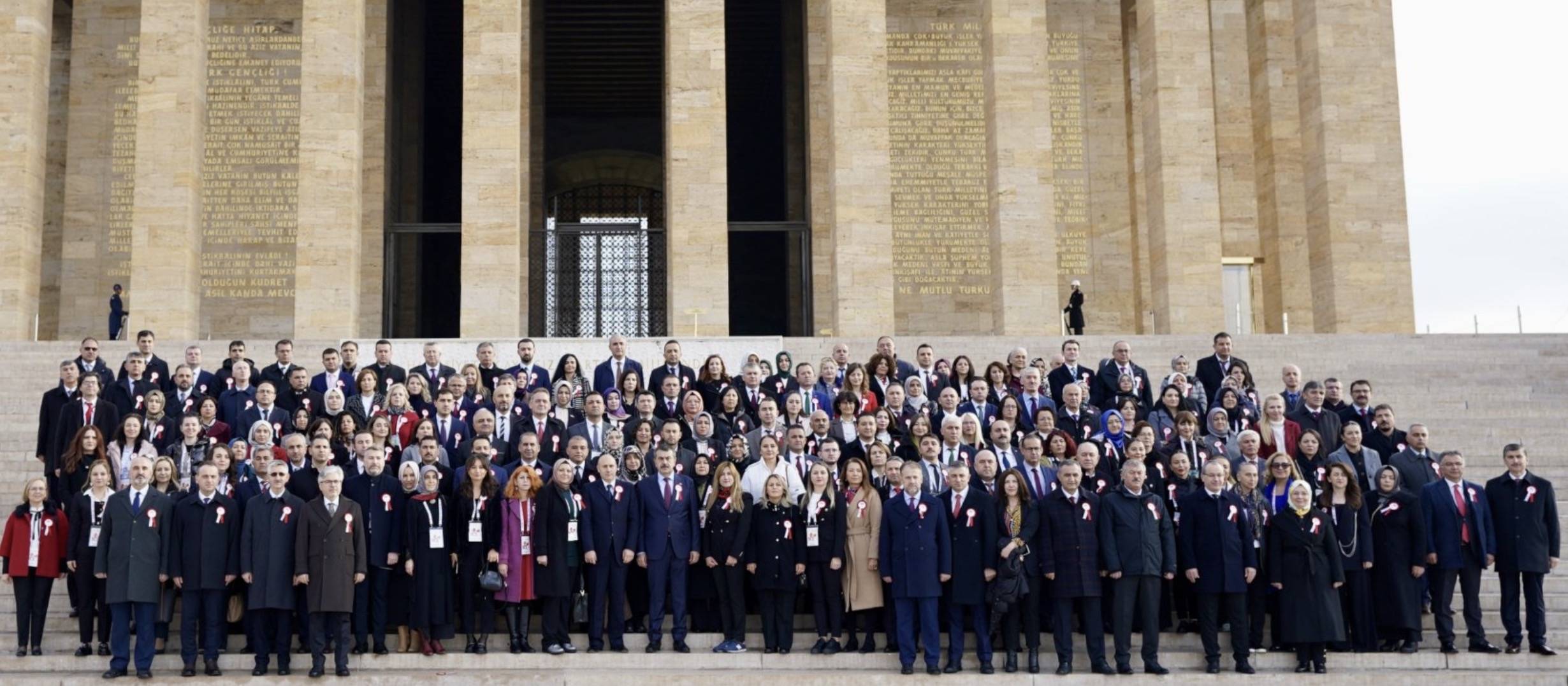 Millî Eğitim Bakanı Yusuf Tekin başkanlığındaki Bakanlık bürokratları ile öğretmenlerden oluşan heyet, Aslanlı Yol'dan yürüyerek Gazi Mustafa Kemal Atatürk'ün mozolesine geldi.