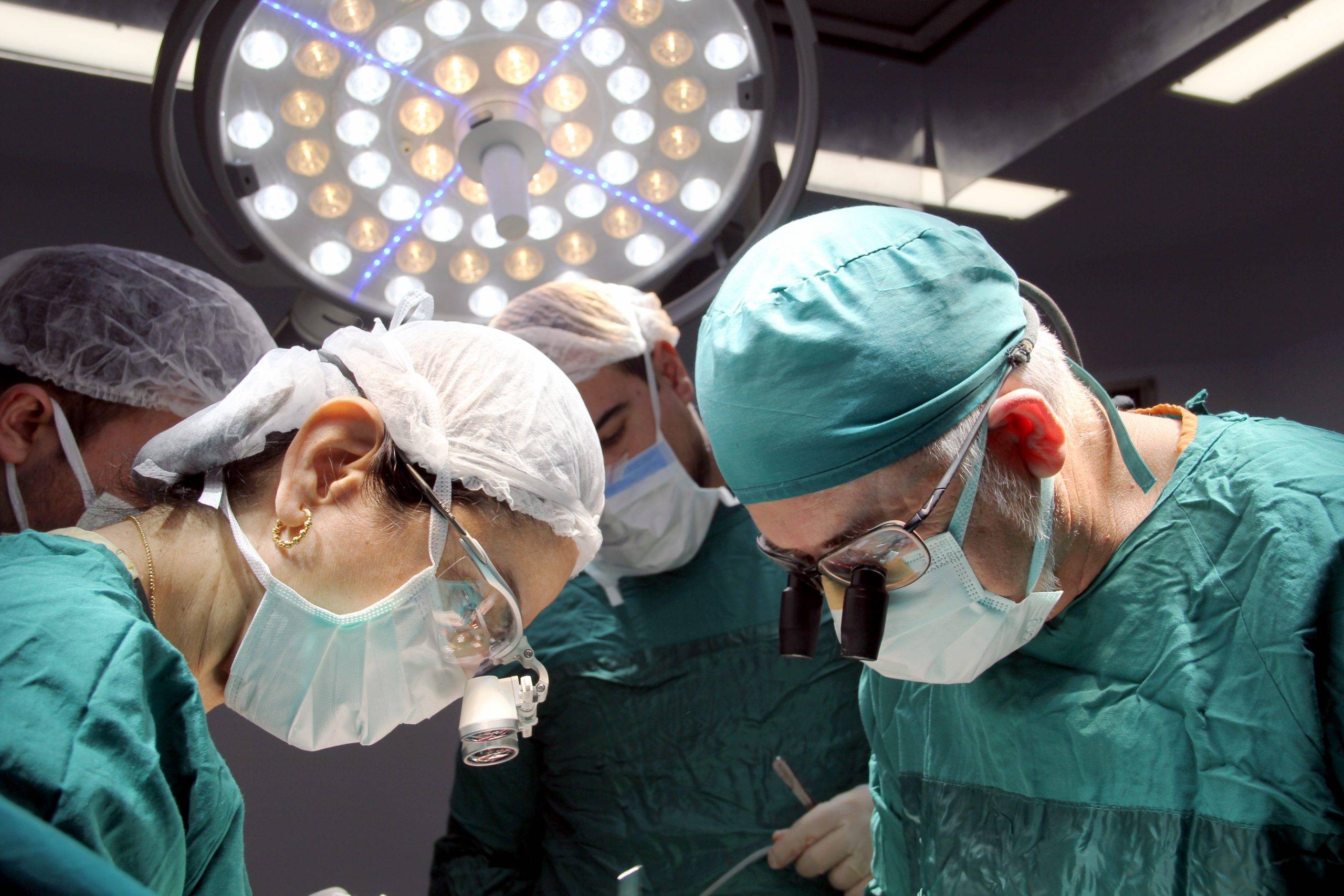 İzmir Şehir Hastanesi'nde Minimal Kesiden Yapılan Büyük Kalp Ameliyatı Başarısı