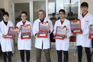 Ordu’daki bir meslek lisesi öğrencileri, Kodlama Eğitim Seti üreterek, okullarına