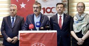 İzmir’de temaslarda bulunan Milli Eğitim Bakanı Yusuf Tekin, Alsancak Gar