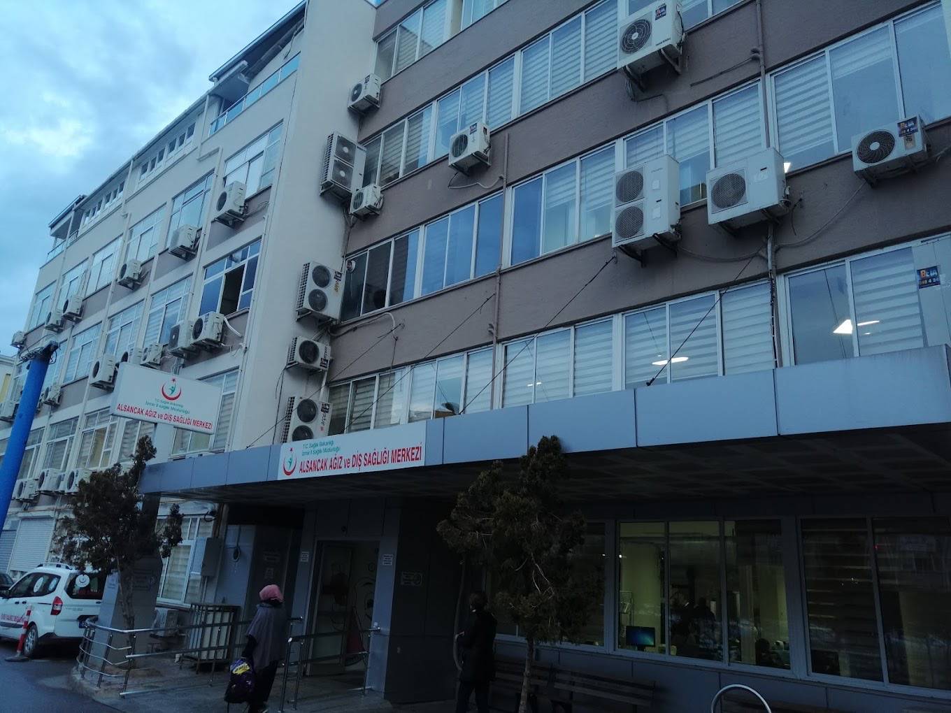 Sağlık Bakanlığı Alsancak Ağız ve Diş Sağlığı Merkezinde görevli sağlık
