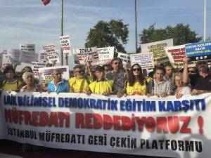 Milli Eğitim Bakanlığı’nın hazırladığı yeni müfredat tüm ülkede boykot ediliyor.