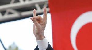Bozkurt işareti hakkındaki tartışmalar sürerken, Türk Tabipler Birliği’nden hekimlere ‘bozkurt’