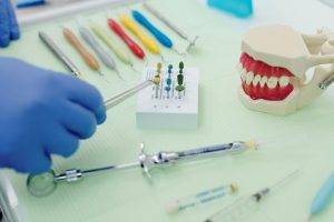 Kompozitler diş tedavilerinde sıkça kullanılan dental malzemeler arasında yer almaktadır.