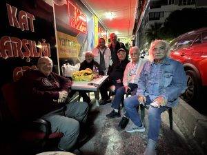 Emeklilerden Haykırış: “Maaşlar Yetmiyor, Geçim İmkânsız!” İzmir’de bir grup 65