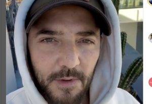 Ünlü şarkıcı Gökhan Özen, Los Angeles’taki evinin terasından yaptığı paylaşımla,
