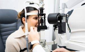 Trifokal lens nedir, hangi göz hastalarına uygundur. Uzmanlar, göz tedavisindeki