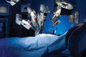 Uzmanlar, robot destekli cerrahinin kalp ameliyatlarında sağladığı avantajlara dikkat çekerek,