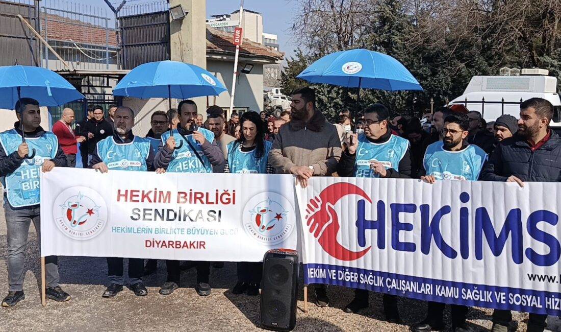 Hekim Birliği Sendikası Diyarbakır’daki Usulsüz Görevlendirmelere Tepki Gösterdi Hekim Birliği Sendikası Diyarbakır Şubesi yağmurlu bir havada Dağkapı Devlet