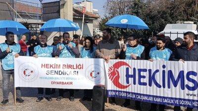 Hekim Birliği Sendikası Diyarbakır Şubesi yağmurlu bir havada Dağkapı Devlet