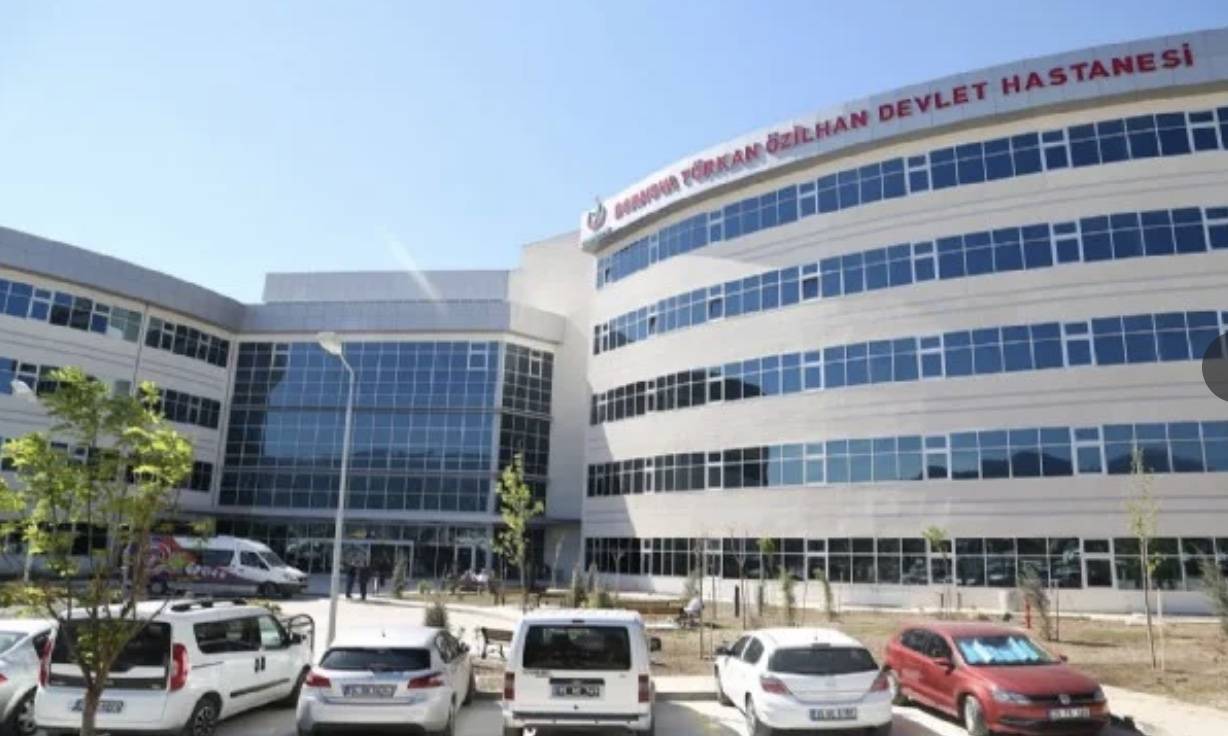 Bornova Türkan Özilhan Devlet Hastanesi Acil Servisi’nde iki doktorun yumruklaştığı,