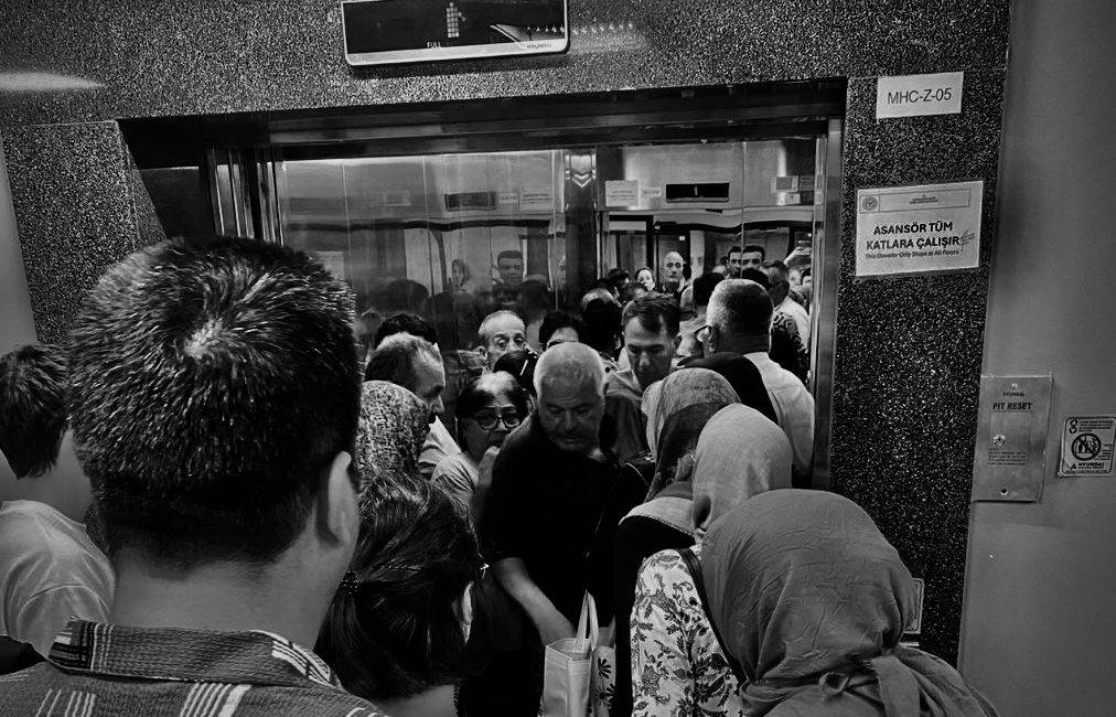 İzmir Bayraklı Şehir Hastanesi’ndeki ‘asansör yoğunluğu’ nedeniyle yoğun bakımlarında yatan