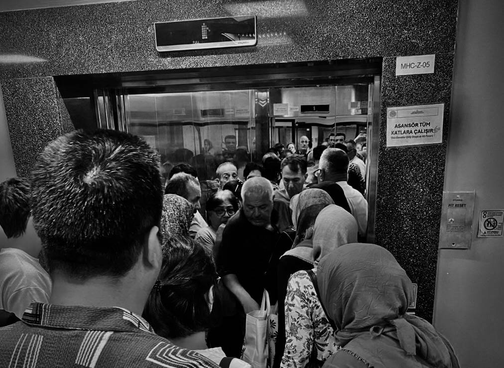 İzmir Bayraklı Şehir Hastanesi’ndeki ‘asansör yoğunluğu’ nedeniyle yoğun bakımlarında yatan
