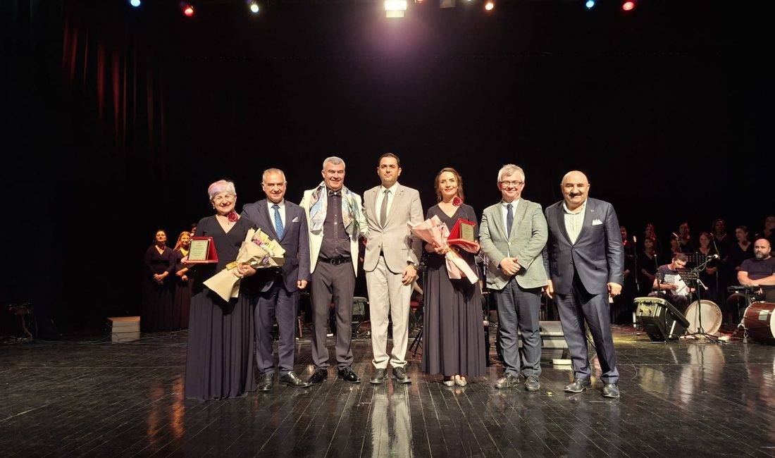 Eskişehir Şehir Hastanesi çalışanlarından oluşan Türk Halk Müziği Topluluğu, muhteşem