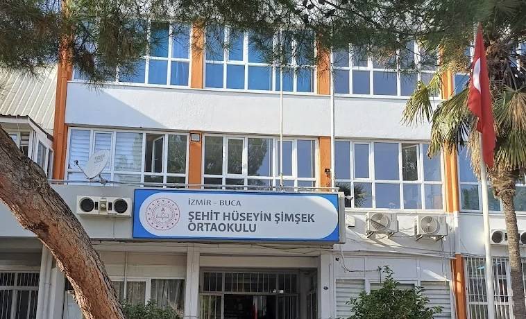 Buca’da Depreme Dayanıksız Ortaokulda Eğitime Devam Ediliyor! Depreme dayanıklı olmadığı tespit edilen ve yıkım kararı verilen 1700 öğrencinin