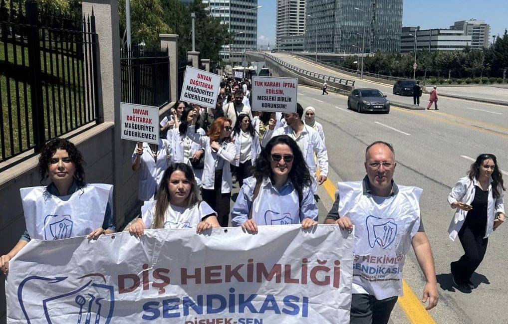 Diş Hekimlerinden TUK Kararına Sert Tepki! DİŞHEK-SEN tarafından yapılan açıklamada, Tıpta Uzmanlık Kurulu’nun (TUK) diş hekimliğinde