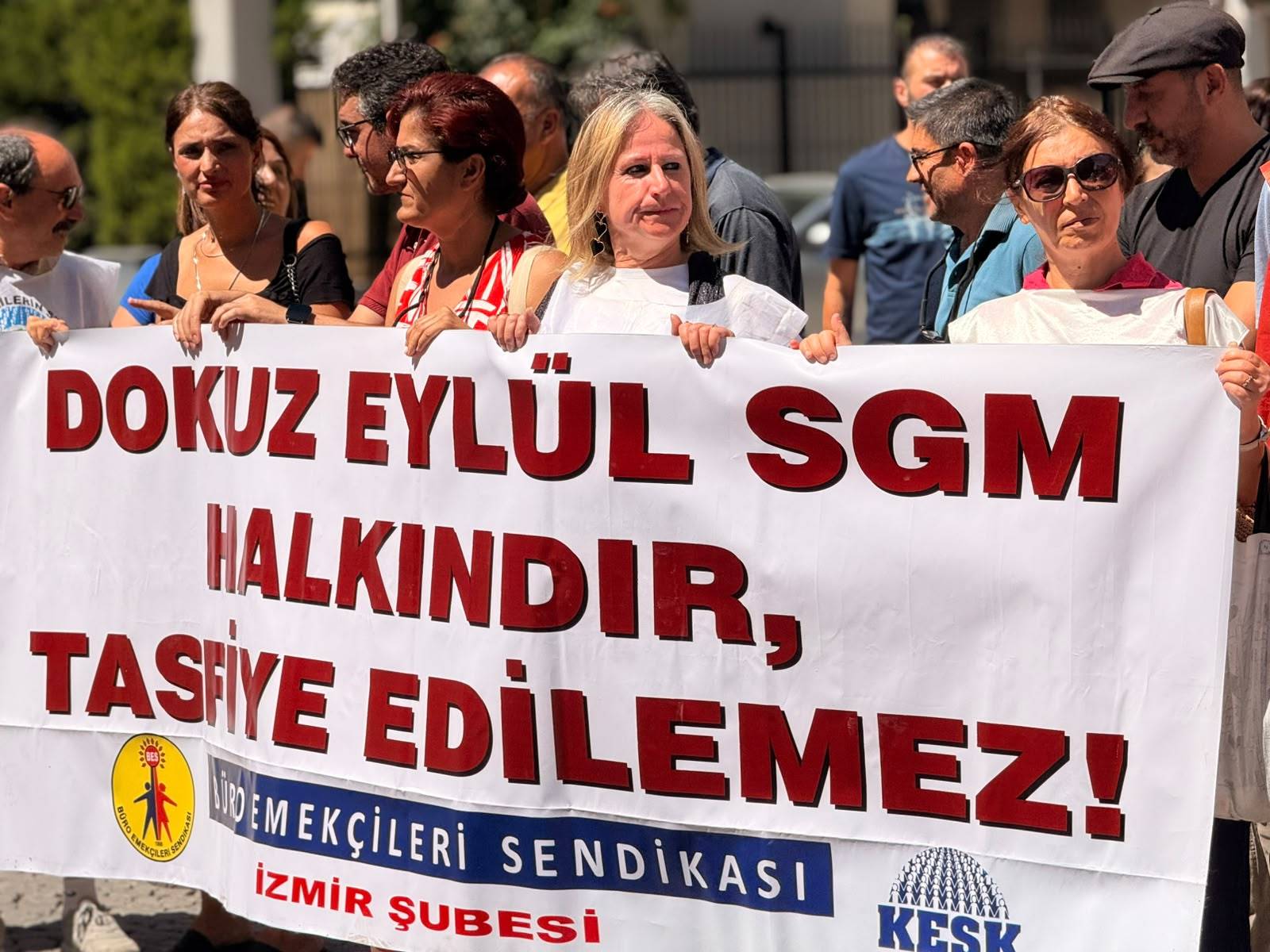 SGK Binasının Demokrasi Üniversitesi’ne Verilmesine Sert Tepki! Büro-İş Sendikası İzmir Şubesi tarafından düzenlenen eylemde, Dokuz Eylül SGM