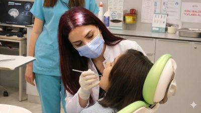 Diş hekimliği öğrencileri eğitimde teoriyi pratiğe taşıyor Diş hekimliği eğitiminde klinik deneyimin önemine dikkat çekilirken, öğrencilerin gerçek