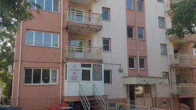 Kiraz Devlet Hastanesi bahçesinde bulunan lojman binası, depreme dayanıksız olduğu