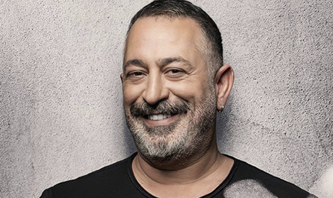 Cem Yılmaz Kalp Krizi Geçirdi Ünlü komedyen Cem Yılmaz, Çanakkale'de geçirdiği kalp krizinin ardından Çanakkale