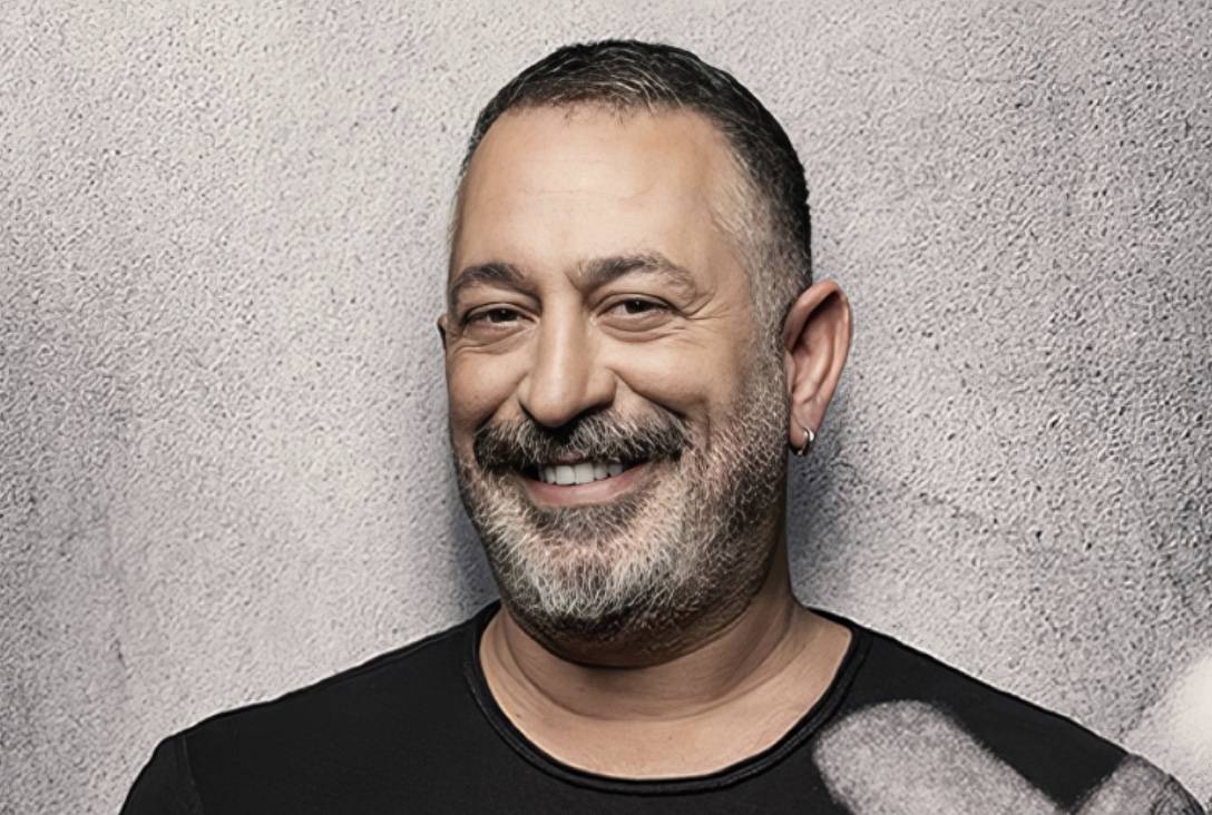 Cem Yılmaz Kalp Krizi Geçirdi Ünlü komedyen Cem Yılmaz, Çanakkale'de geçirdiği kalp krizinin ardından Çanakkale