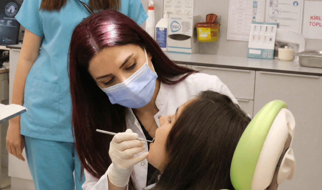 Diş hekimliğinde eğitim anlayışı değişiyor: Vaka çeşitliliği ve yapay zekâ öne çıkıyor Diş hekimliği eğitiminde teknolojik gelişmeler ve farklı klinik vakalar, öğrencilerin